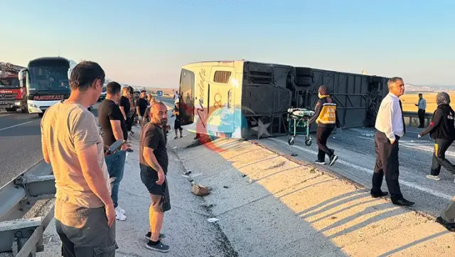 Kütahyada sərnişin avtobusu aşdı: 31 yaralı, yol trafikə bağlandı