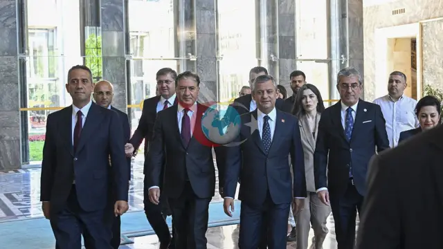 CHPdagi tarixiy chorrahalar: O'zg'ur O'zel boshchiligidagi yangi partiya uchun iste'folar tayyor, barchaning ko'zi yarim tunda sammitda