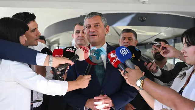 Siyosatdagi tarixiy kun: O'zg'ur O'zel va 91 parlament a'zosi CHPdan iste'foga chiqdi va yangi partiya tuzdi