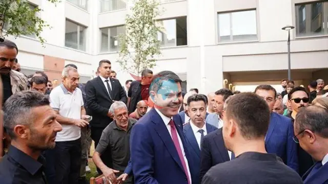 Vazir Murat Kurum zilziladan jabr ko'rgan oilaning Malatyadagi yangi uyining mehmoni bo'ldi: "Biz yangi Malatyaga duch kelyapmiz"