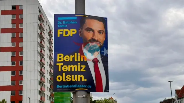 Berlin'de Seçim Öncesi "Türkçe Afiş" Tartışması: FDP Adayı Batuhan Temiz Hedefte