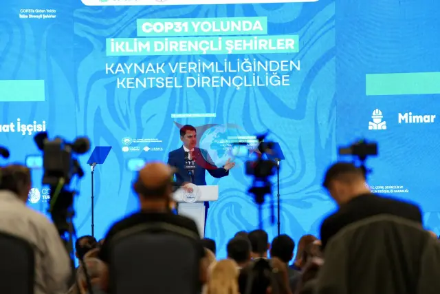 Муниципалитеттер үчүн 2.5 миллиард евролук климаттык чоң колдоо: Министр Мурат Курум жаңы каржылоо пакетин жарыялады