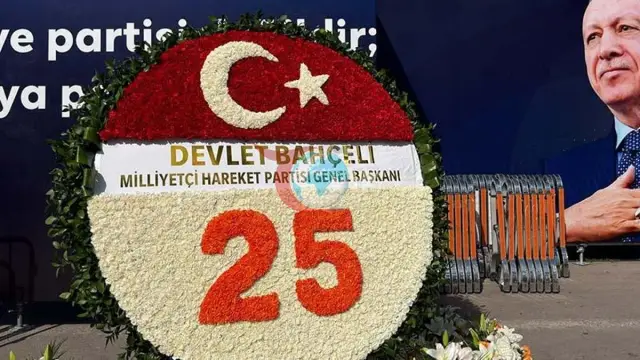 Devlet Bahçeli'den AK Parti'nin 25. Yılına Özel Anlamlı Çelenk Jesti