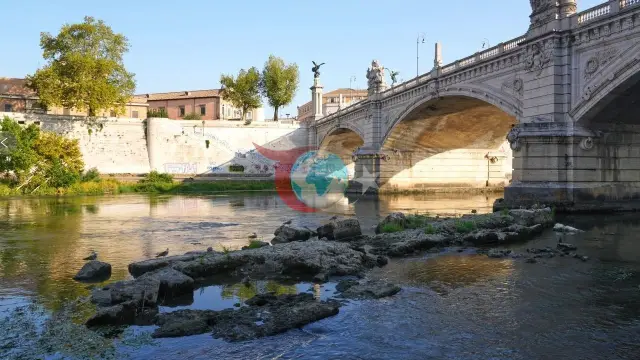Roma'da Kuraklık Alarmı: Tiber Nehri Çekildi, 2 Bin Yıllık Neron Köprüsü Gün Yüzüne Çıktı