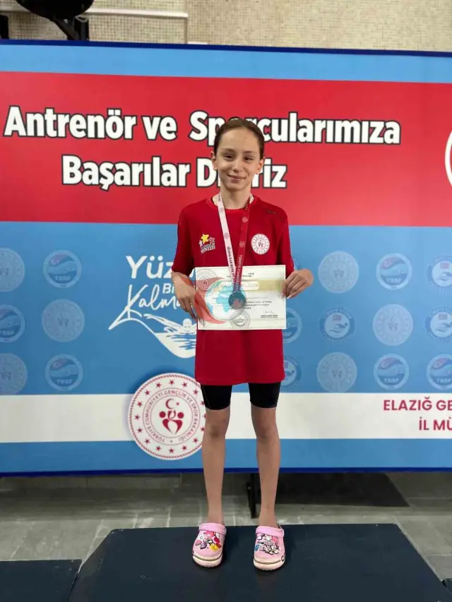 Eskişehirli Yüzücülerden Tarihi Başarı: Elazığ’da Madalya Yağmuru!