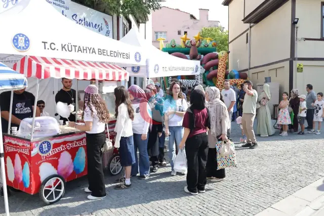 Kütahya Germiyan küçəsində uşaq şənliyi: Tarixi küçə gülüşlə səsləndi