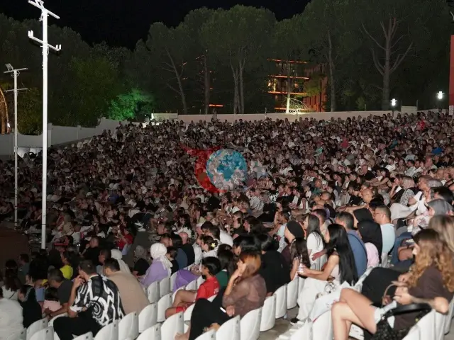 Denizli'de Nostalji Rüzgarı: Açık Hava Sinema Günleri İki Dev Yapımla Devam Ediyor