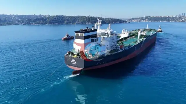 Karadeniz'de İHA Saldırısına Uğrayan Dev Petrol Tankeri İstanbul Boğazı'nda: Trafik Çift Yönlü Askıya Alındı