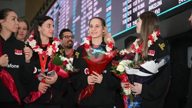 Dünya İkincisi U17 Kız Milli Voleybol Takımı Yurda Döndü: İstanbul Havalimanı'nda Coşkulu Karşılama