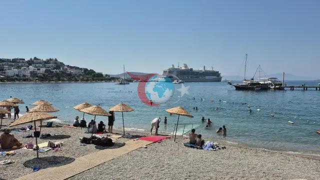 Bodrum Limanı'nda Kruvaziyer Hareketliliği: İki Dev Gemiden 1144 Turist Çıkarması