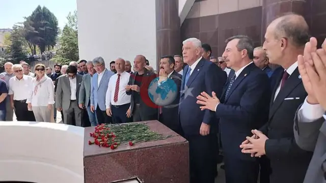 İYİ Parti Lideri Müsavat Dervişoğlu'ndan Bursa'da Tarihi Ziyaret: Celal Bayar'ın Anıt Mezarı Başında Dua Etti