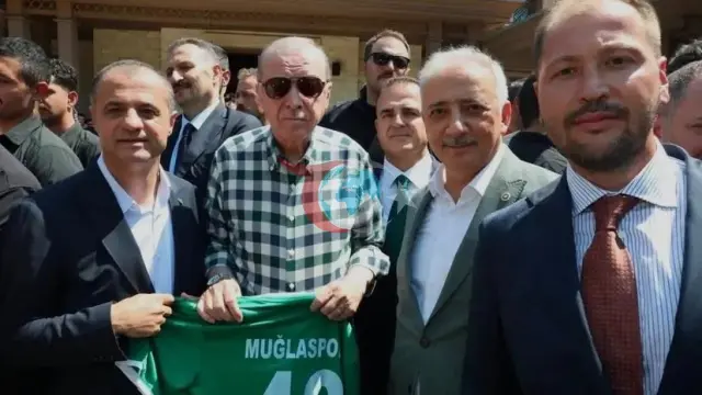 Marmaris'te Zirve Buluşması: Cumhurbaşkanı Erdoğan'a Anlamlı Muğlaspor Hediyesi