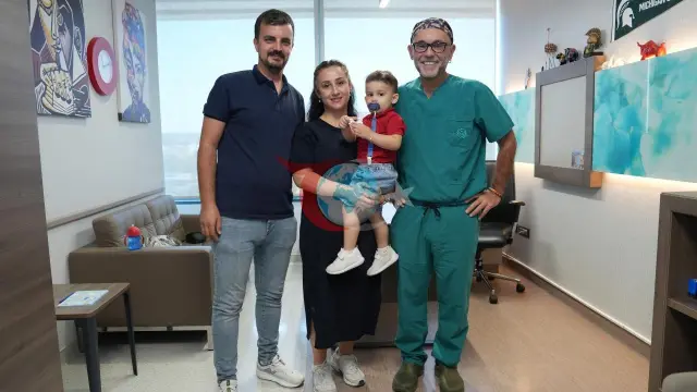 2 жасар Арас Альпты ғажайып құтқару: оның трахеясындағы маңызды кедергі лазермен еңсерілді