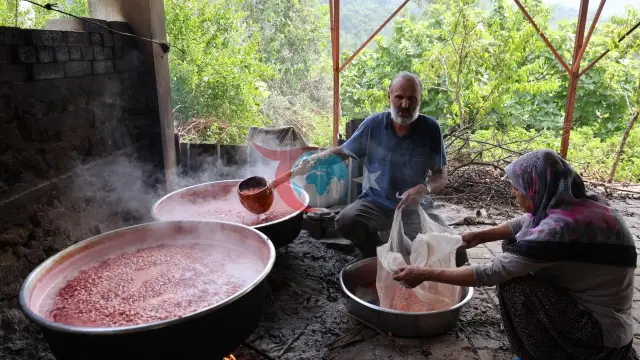 Kolaya Doğal Rakip: Adana’da Kızılcık Şerbetinin Kara Kazanlardaki Zorlu Yolculuğu Başladı