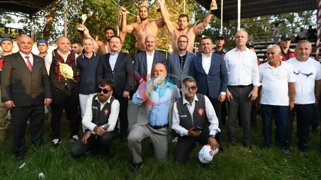 Tarihi Çardak Yağlı Güreşleri'nde Altın Kemer Feyzullah Aktürk'ün Oldu