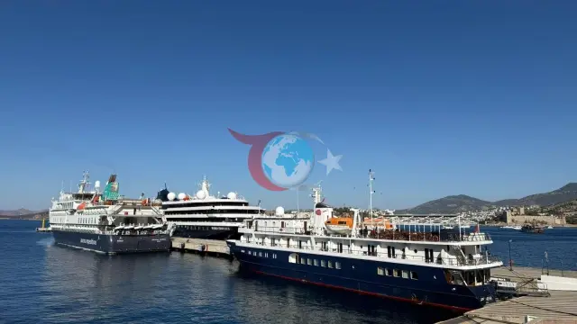 Bodrum Limanı'nda Dev Buluşma: Üç Kruvaziyer Gemi Birden Demir Attı