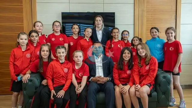Minik Pehlivanlardan Şampiyonlara Anlamlı Ziyaret: "Asla Vazgeçmeyin"