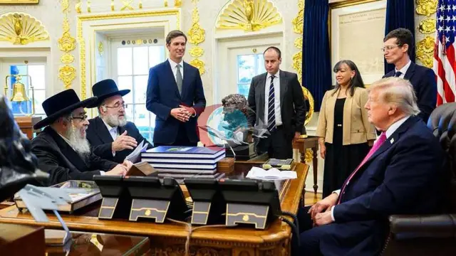 Ак үйдө жарым кылымдан берки биринчи жолугушуу: Трамп Хасидик жөөт лидерлерин кабыл алды