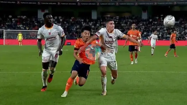 Başakşehir - Galatasaray Maçında Tartışmalı Kararlar: Penaltı, Kırmızı Kart ve İptal Edilen Gol!