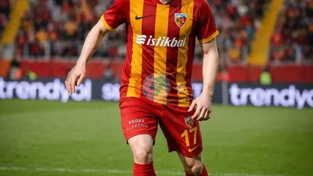Kayserispor'dan Son Gün Bombası: Murat Cem Akpınar Sarı-Kırmızılı Formayı Giydi