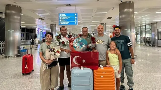 Milli Yüzücü Tuna Tunca Yurda Döndü: İzmir'de Muhteşem Karşılama