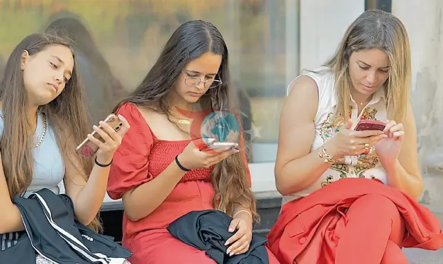 Әлеуметтік медиаға тәуелділікке қарсы жаңа формула: денсаулық туралы сандық ескертулер жастарды экраннан алшақ ұстай ала ма?