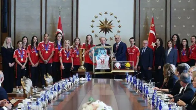 Cumhurbaşkanı Erdoğan, Üst Üste İkinci Kez Avrupa Şampiyonu Olan Filenin Sultanları'nı Kabul Etti