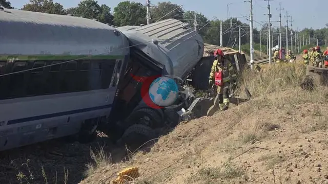 Polşada elhenç otly heläkçiligi: engerolagçy otlusy derejeli geçelgede ýük awtoulagy bilen çaknyşdy we heläkçilige uçrady