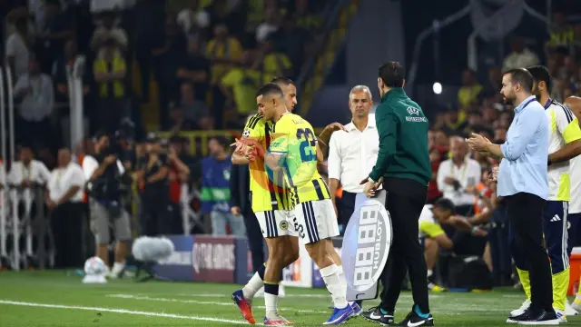 Fenerbahçe'de Şampiyonlar Ligi'nde Şok Sakatlık: Bartuğ Elmaz Oyuna Devam Edemedi