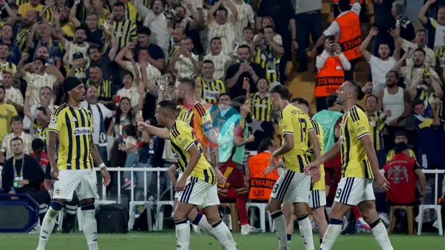 Fenerbahçe'de Şok İstifa: İsmail Kartal Ayrıldı, Archie Brown Canlı Yayında Şoke Oldu!