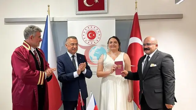 Prag'da Sürpriz Buluşma: Fuat Oktay AFAD Personelinin Nikah Şahidi Oldu