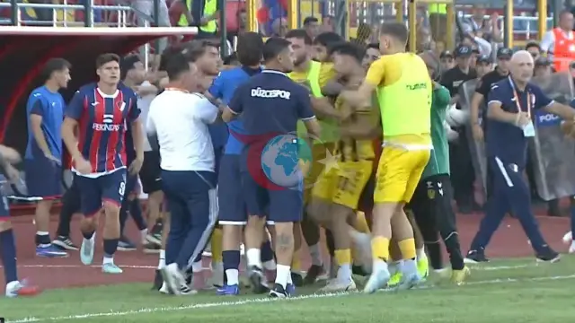 TFF 3. Lig'de Kaos: Düzcespor - Beykoz Anadolu Spor Maçı Hakeme Atılan Cisim Nedeniyle Tatil Edildi