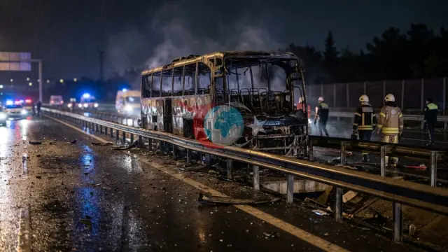 Eyüpsultan'da Feci Otobüs Kazası: Bariyerlere Çarpan Araç Alev Alev Yandı, 2 Can Kaybı