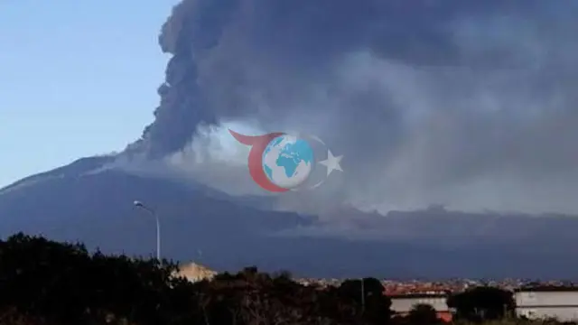 Etna Yanardağı'nda Dev Patlama: Katanya Havalimanı Uçuşlara Kapatıldı, Binlerce Turist Mahsur Kaldı