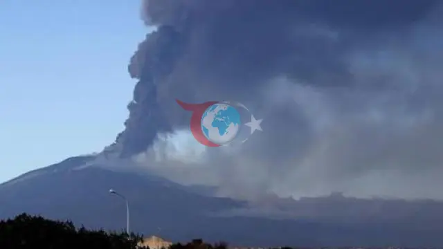 Etna Yanardağı'nda Dev Patlama: Katanya Havalimanı Uçuşlara Kapatıldı, Binlerce Yolcu Mahsur Kaldı