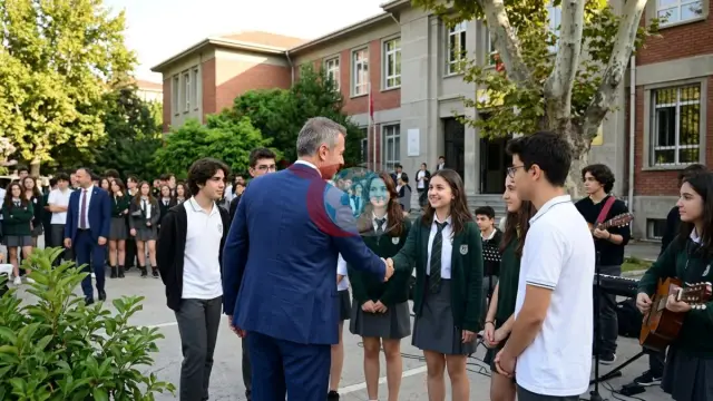 Prezident Ərdoğandan Qazi Anadolu Liseyinə Mənalı Ziyarət: Müəllim və Şagirdlərlə Görüşdü
