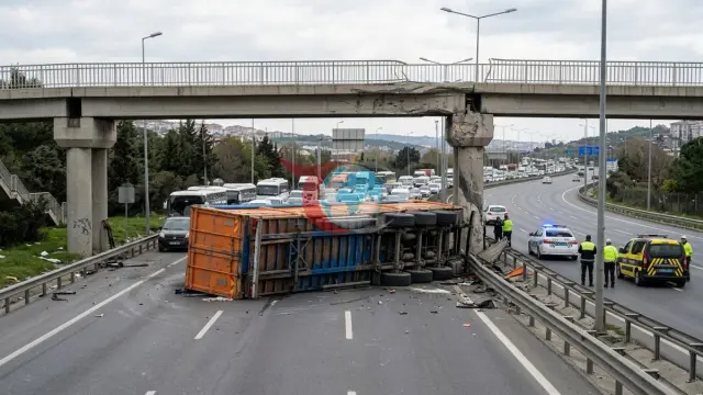 Çekmeköy'de Hafriyat Kamyonunun Dorsesi Üst Geçide Çarptı: Yol Trafiğe Kapandı!