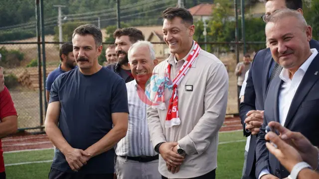 Mesut Özil'den Siyaset ve Akademi Müjdesi: "Cumhurbaşkanımızın Yolunda Yürümek Gurur Verici"