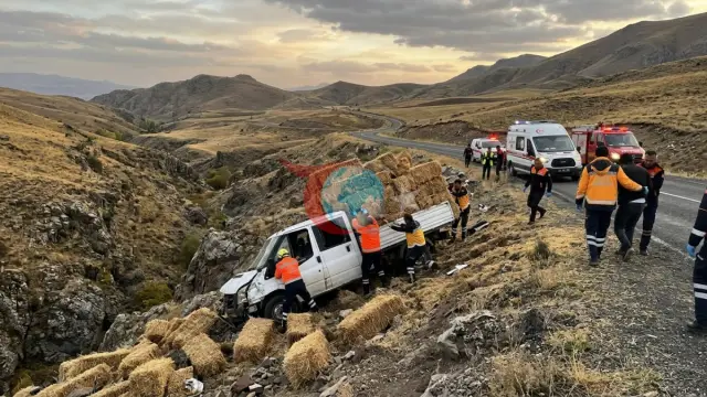 Kars'ta Saman Yüklü Kamyonet Şarampole Devrildi: 4 Yaralı