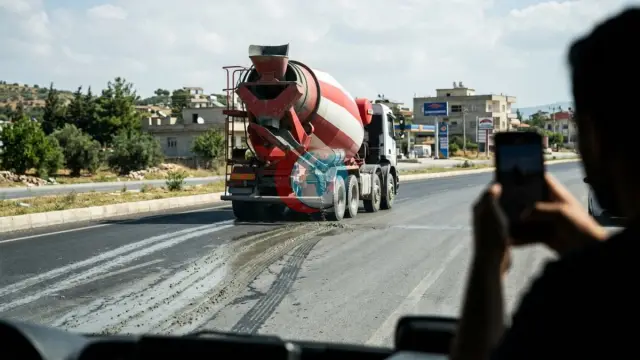 Hatay'da Çevre Kirliliği Yaratan Sürücü Kamerada: Beton Mikserinden Yola Çimento Aktı!