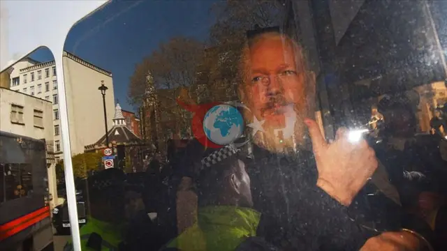 “WikiLeaks” -iň esaslandyryjysy Julian Assanj birnäçe ýyldan soň dymmagyny bozýar: "Men gaýdyp geldim"