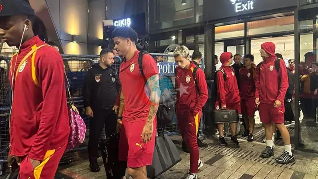 Galatasaray, Trabzon’a Ulaştı: Dev Derbi Öncesi Kamp Kadrosu Açıklandı ve 4 Eksik Var