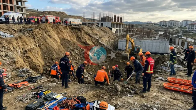 Büyükçekmece'de İnşaat Alanında Toprak Kayması: 2 İşçi Göçük Altında Kaldı