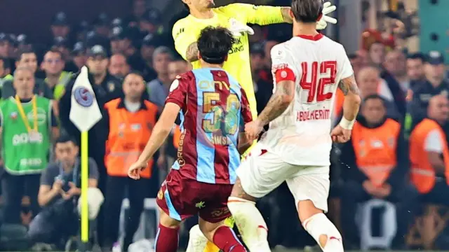 Galatasaraylı Abdülkerim Bardakcı'dan Trabzonspor Maçı Sonrası Özür: "Utanç Verici Bir Skor"