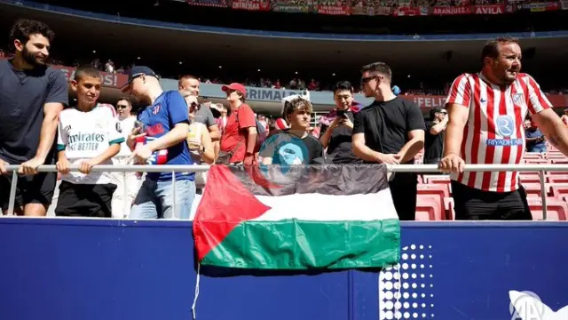 Madrid Derbisinde Tribünlerden Anlamlı Mesaj: Metropolitano'da Filistin Bayrağı Açıldı!