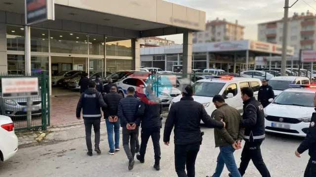 İzmir'de Galericilik Maskesi Altında Tefecilik Yapan Şebekeye Darbe: 7 Tutuklama