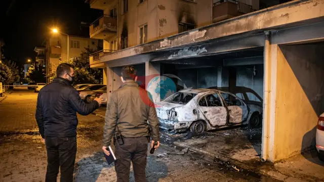 Antalya'da Sıradışı Kundaklama: Üzerine Çöp Poşeti Geçirip Otomobili Ateşe Verdi!