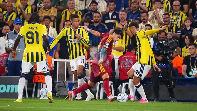 Fenerbahçe'de Şok Sakatlık: Mert Müldür Ameliyat Oldu, 2 Ay Sahalardan Uzak Kalacak