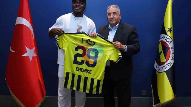 Fenerbahçe'nin Eski Yıldızı Emmanuel Emenike'den Kulübe Anlamlı Ziyaret