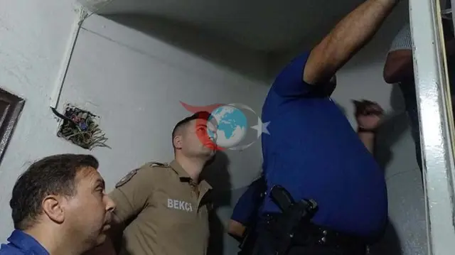 Kamerada Qonşunun Dəhşəti: O, qazma ilə qapını deşdi və ailəyə kabus verdi!